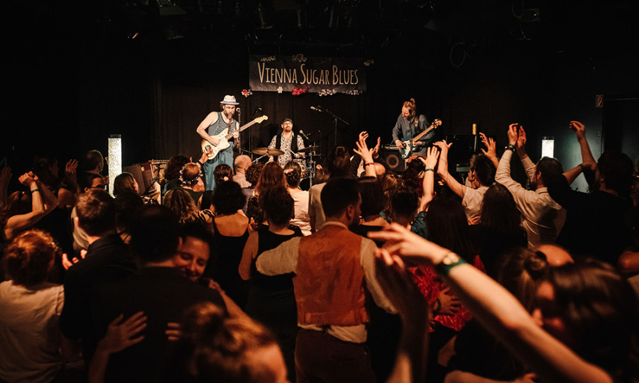 eb414c_e659630ebfb24a03bda890a1eddcf9a2mv2_tt